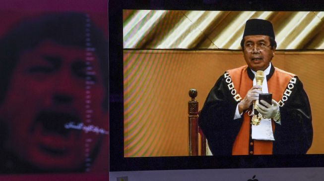 Layar menampilkan "live streaming" Wakil Ketua Mahkamah Agung bidang Yudisial Syarifuddin memberikan pidato saat Sidang Paripurna Khusus Pemilihan Ketua Mahkamah Agung periode 2020-2025 dari Gedung MA di Jakarta, Senin (6/4).  [ANTARA FOTO/Hafidz Mubarak]