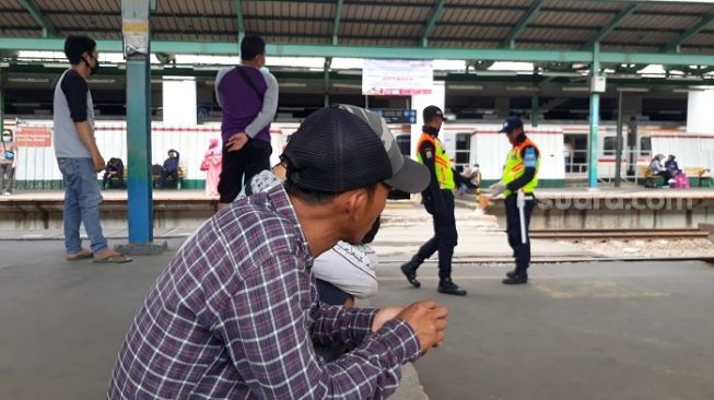 Masih Sosialisasi, Dalih Petugas Tak Larang Warga Naik KRL Tanpa Masker