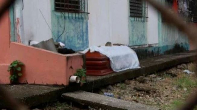 Tak Ada Bantuan Darurat Datang, Warga Simpan Jenazah Corona di Rumah