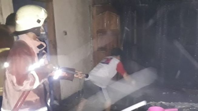 Bakar Rumah Sendiri, Pemuda Ini Langsung Dibawa ke Rumah Sakit Jiwa