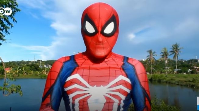 Aksi Keren Spiderman Parepare Bagikan Sabun Gratis untuk Cegah Corona