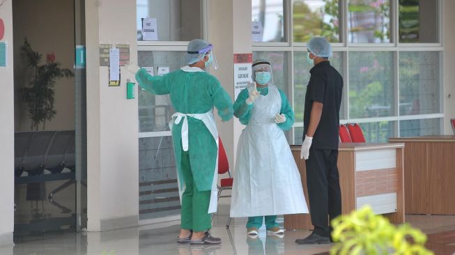 Petugas medis beraktivitas di Rumah Sakit Perguruan Tinggi Negeri Universitas Udayana, Jimbaran, Badung, Bali, Selasa (7/4). [ANTARA FOTO/Fikri Yusuf]