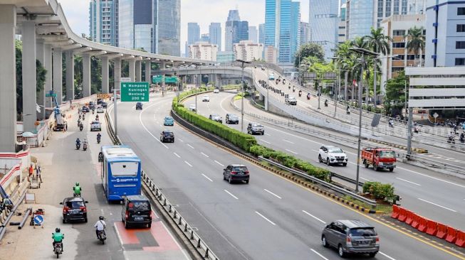 Kendaraan melintas di Jalan MT Haryono, Jakarta, Selasa (7/4/2020). Sebagai ilustrasi PSBB segera diberlakukan [Suara.com/Alfian Winanto]