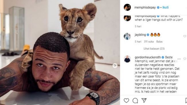 Memphis Depay dan hewan peliharaannya, liger. (Instagram/@memphisdepay).