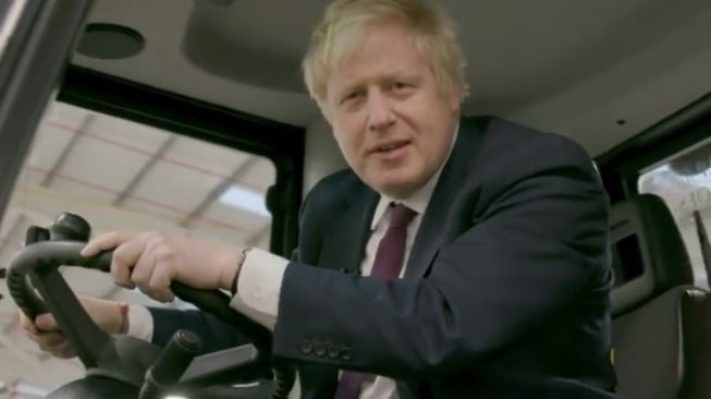 Perdana Menteri Boris Johnson di atas truk front loader [Instagram: @borisjohnsonuk].