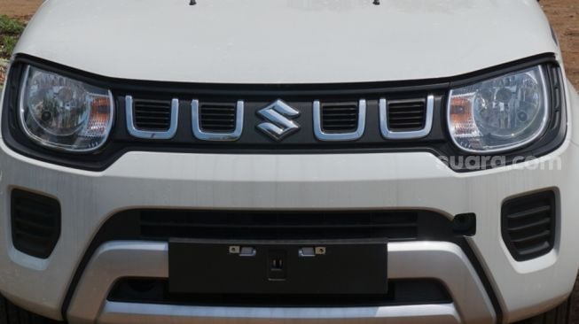 Logo dan grille Suzuki Ignis facelift [Suara.com/Manuel Jeghesta Nainggolan].