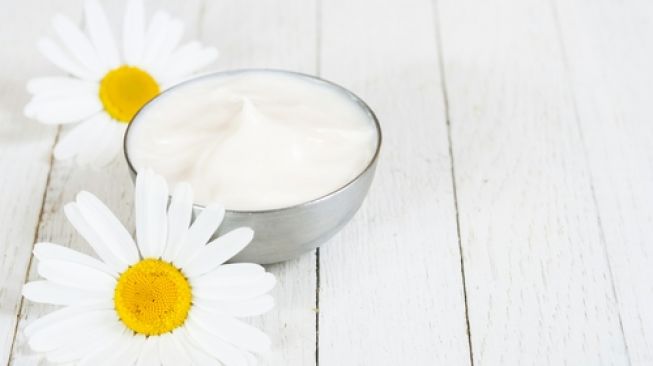 Ilustrasi produk perawatan wajah dan tubuh yang terbuat dari bunga chamomile. (Shutterstock)