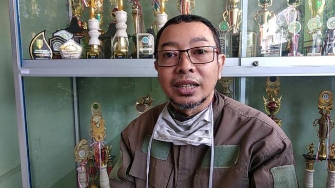 Kepala sekolah SMP Muhammadiyah 8 Yogyakarta Erfin Widyanto memberi keterangan kepada wartawan, Selasa (7/4/2020). - (SuaraJogja.id/Muhammad Ilham Baktora)