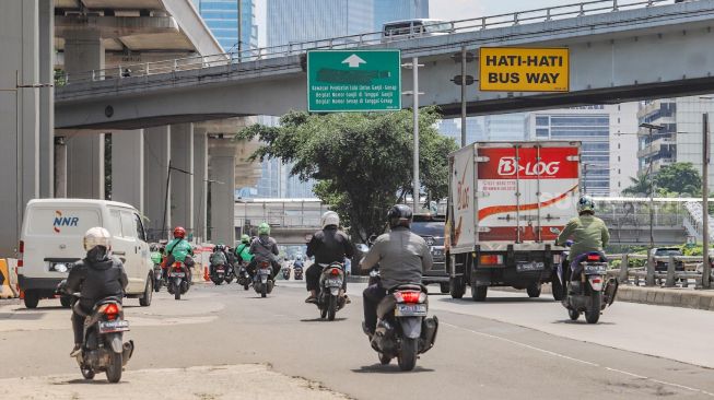 Aktivitas kendaraan di Jalan MT Haryono, Jakarta, Selasa (7/4).  [Suara.com/Alfian Winanto]