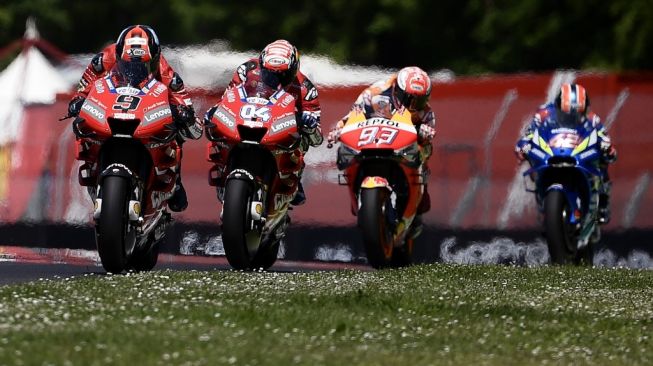 (Dari kiri): Danilo Petrucci (Ducati), Andrea Dovizioso (Ducati), Marc Marquez (Repsol Honda), dan Alex Rins (Suzuki Ecstar) saat mengikuti balapan MotoGP Italia di Sirkuit Mugello, Minggu (2/6/2019). [AFP/Filippo Monteforte]