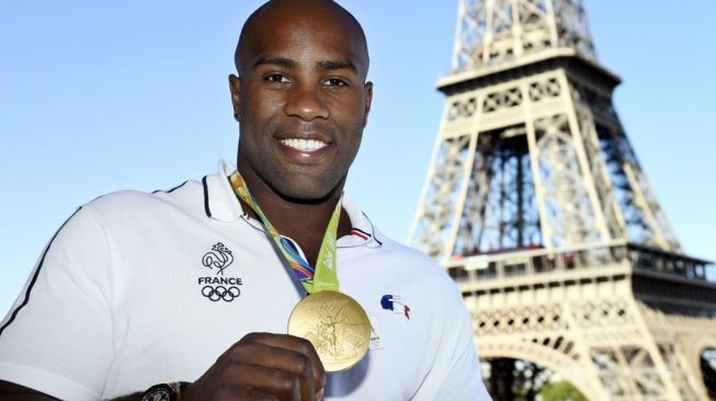 Atlet judo Prancis, Teddy Riner, memamerkan medali emas Olimpiade 2016 Rio de Janeiro. [AFP/Bertrand Guay]