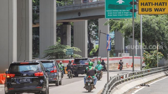 Suasana di Jalan MT Haryono, Jakarta, Selasa (7/4).  [Suara.com/Alfian Winanto]