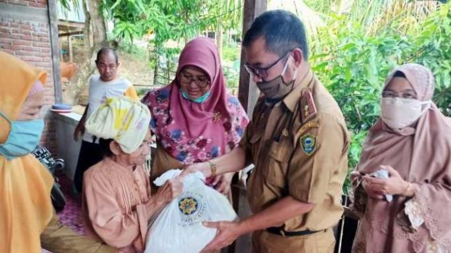 Alumni STPDN hingga IPDN Berpencar Salurkan Sembako di Barru