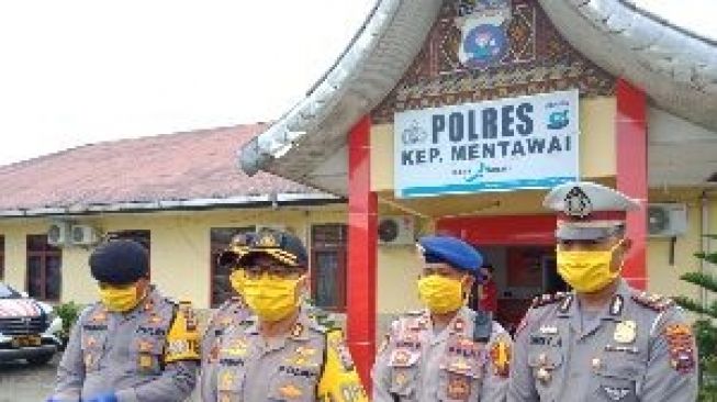 Bagikan Masker, Kapolres Mentawai: Saya Jaga Anda, Anda Jaga Saya