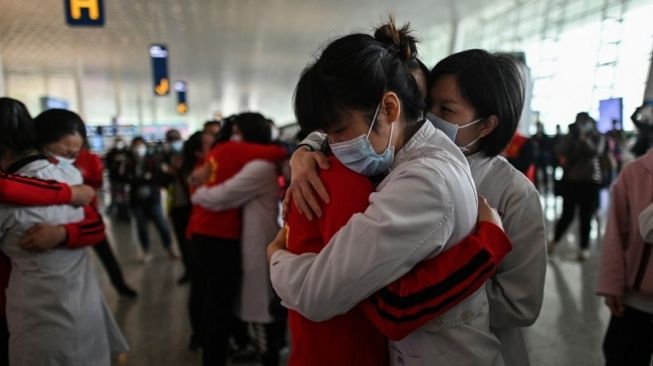 Para tenaga medis di Kota Wuhan meluapkan kegembiraan setelah status lockdown dicabut. (Foto: AFP)