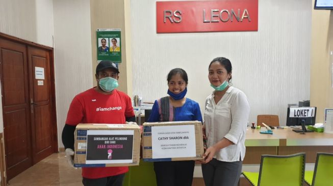 Desainer perhiasan dan salah satu jajaran direksi Happy Hearts Indonesia, Wanda Ponika bersama Cathy Sharon, Maia Estianty dan Nathania Berniece Zhong bergandeng tangan menggalang dana untuk pembagian alat pelindung diri (APD) tim medis di Nusa Tenggara Timur. 