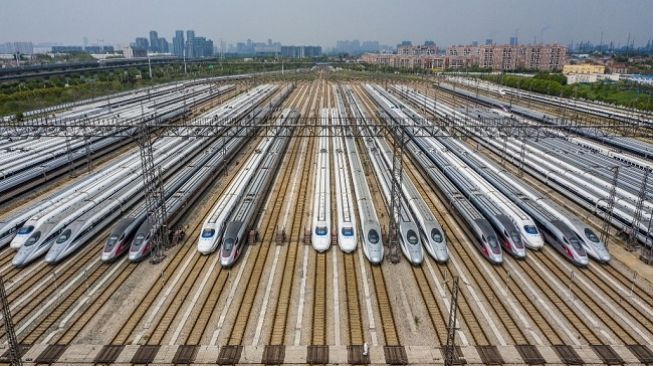 Sekitar 100 unit kereta api cepat disiapkan di stasiun sehari menjelang berakhirnya status lockdown Kota Wuhan di Provinsi Hubei, China.(Foto: AFP)