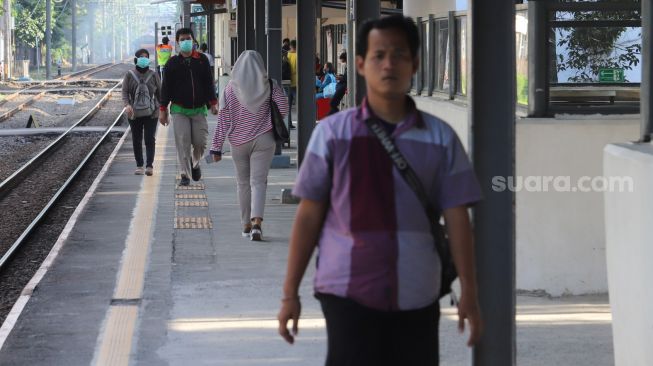 Penumpang berjalan di Stasiun Duren Kalibata, Jakarta, Rabu (8/4). [Suara.com/Alfian Winanto]