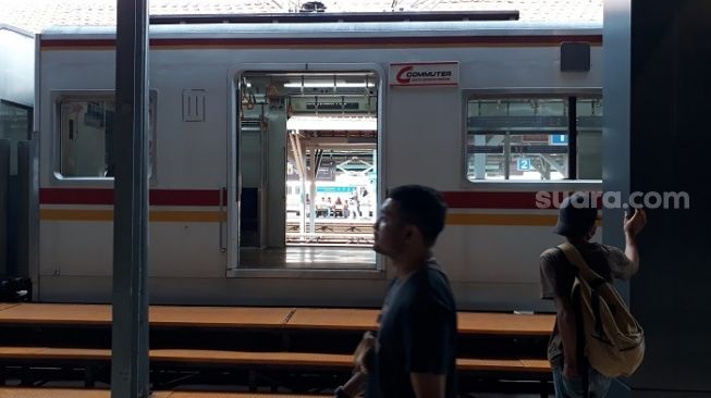 Menteri Luhut Pilih Tetap Operasikan KRL, HNW Buka Suara di Akun Twitternya