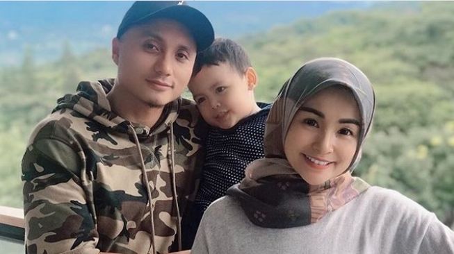 Soraya Larasati bersama suami dan dua anaknya. [Instagram]