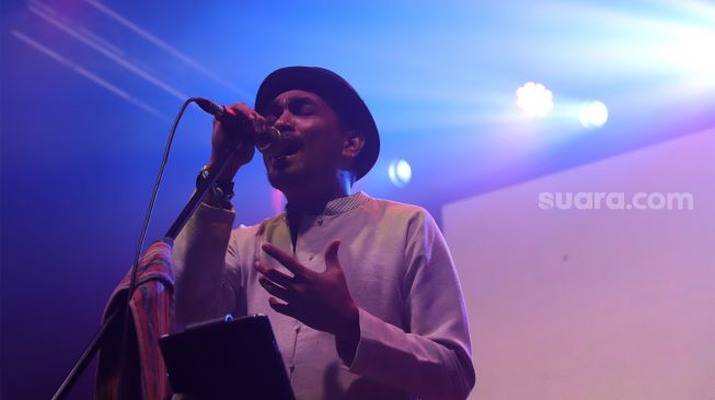 Glenn Fredly menyanyi di pesta perilisan album barunya berjudul "Romansa Ke Masa Depan" di M Bloc Space, Jakarta Selatan, [Suara.com/Angga Budhiyanto]