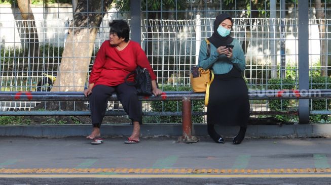 Penumpang menunggu kedatangan kereta Commuterline di Stasiun Duren Kalibata, Jakarta, Rabu (8/4). [Suara.com/Alfian Winanto]