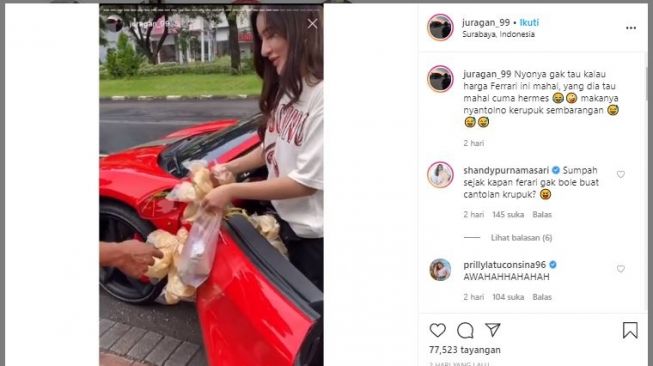 Shandy Purnamasari nyantolin kerupuk di mobil Ferrari. (Instagram/@juragan_99)