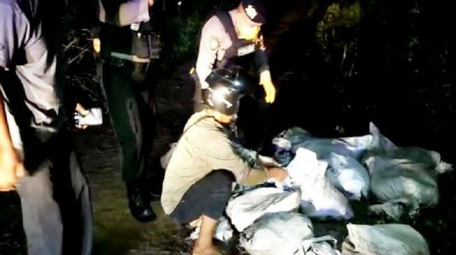 Polisi saat hendak mengevakuasi 10 karung berisi ular piton yang ditemukan warga di Jalan Banitan, Kecamatan Baamang, Sampit, Kalteng, Selasa (7/4/2020) malam. (ANTARA/HO)