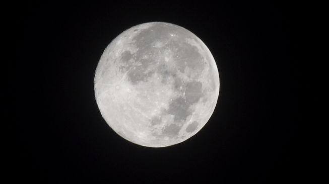 Bulan purnama (supermoon) terlihat dari kota Bogor, Jawa Barat, Rabu (8/4) dini hari.   [ANTARA FOTO/Hermanus Prihatna]