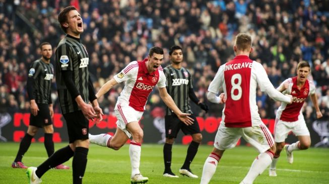 Laga Eredivisie 2019/2020 yang mempertemukan Ajax Amsterdam kontra FC Twente. [OLAF KRAAK / AFP]