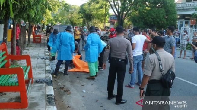 Lelaki Mendadak Terkapar Meninggal di Jalan, Jasad Dievakuasi Tim Pakai APD