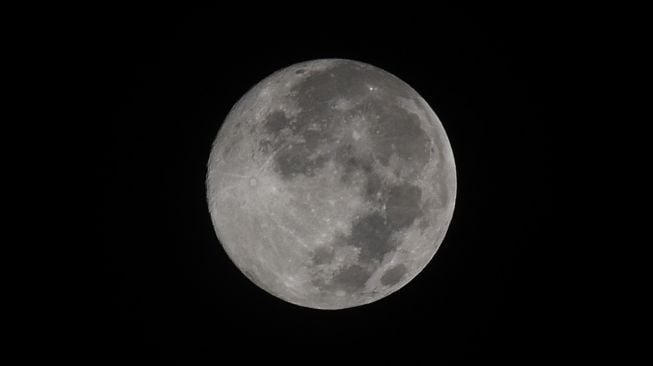 Penampakan bulan purnama (supermoon) terlihat dari kota Bogor, Jawa Barat, Rabu (8/4) dini hari.   [ANTARA FOTO/Hermanus Prihatna]