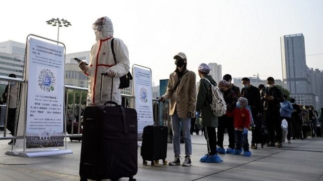 Sejumlah calon penumpang mengantre di Staisun Hankou, Kota Wuhan sesaat setelah status lockdown dicabut. (Foto: AFP)