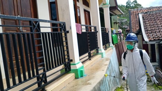 Warga Lebak Desinfeksi Lingkungan dan Tempat Ibadah Secara Mandiri