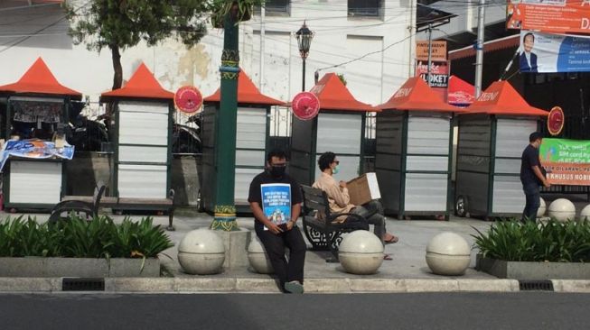 Gelar Aksi Teatrikal, Buruh Jogja Kecam DPR jika Ngotot Bahas Omnibus Law