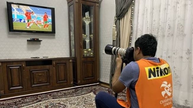 Aksi Kocak Wartawan Bola saat WFH, Foto Pertandingan dari Layar TV