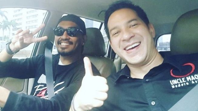 Glenn Fredly saat melakukan carpool, dengan bintang tamu Ari Wibowo [Instagram @glennfredly309].