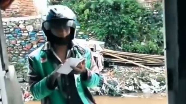 Anak Menangis Kelaparan, Driver Ojol Panik Tukar TV Jadul dengan Beras