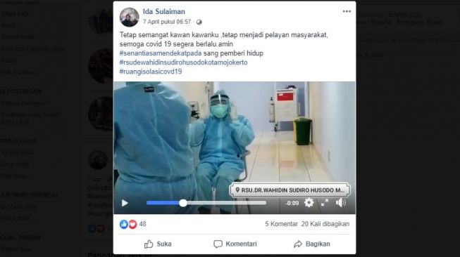 Viral Video tenaga medis di Mojokerto sholat pakai APD lengkap (Facebook)
