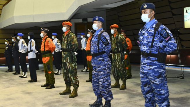 Prajurit TNI AU mengikuti upacara HUT ke-74 TNI AU yang dipimpin oleh Kasau Marsekal TNI Yuyu Sutisna di gedung Auditorium Denma Mabesau Cilangkap, Jakarta, Kamis (9/4).  [ANTARA Foto]
