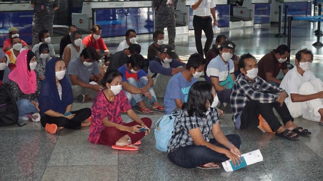 Tenaga Kerja Indonesia (TKI) ilegal dari berbagai tahanan Imigrasi di Semenanjung Malaysia berada di Bandara Kuala Lumpur International Airport (KLIA), Kamis (9/4).   [ANTARA Foto/Agus Setiawan]