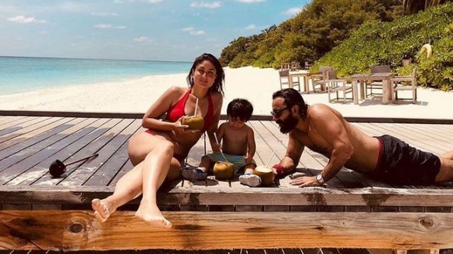 Kareena Kapoor mengunggah foto bareng Saif Ali Khan dan Taimur Ali Khan di sebuah pantai. [Instagram]