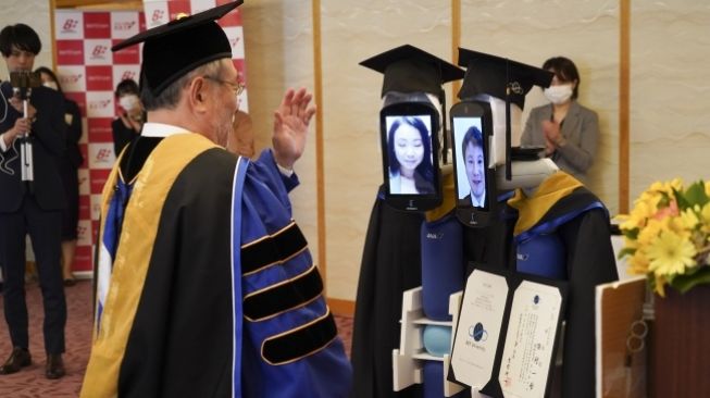 Wisuda dengan menggunakan robot. [BBT]