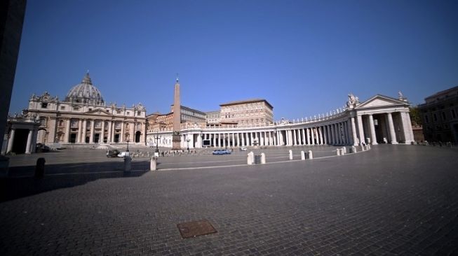 Santo Petrus Square di Vatikan tampak sepi akibat pandemi corona. (Foto: AFP)