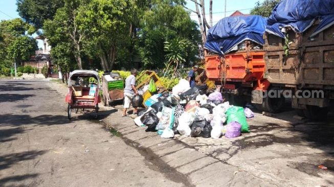 TPST Piyungan Tutup Sementara, Warga Terpaksa Timbun Sampah Secara Mandiri