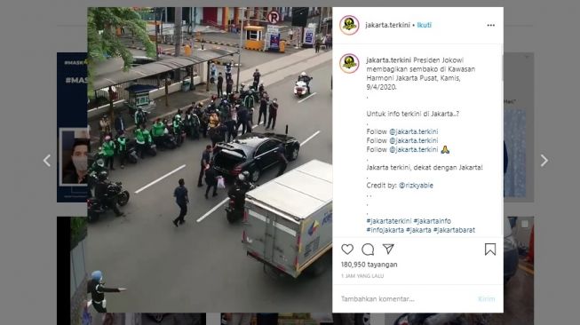 Video Jokowi bagi-bagi sembako dari mobil (Instagram/@jakarta.terkini)