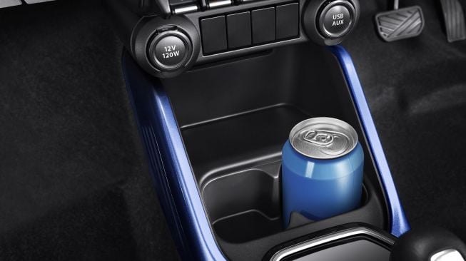 Cup holder di bagian interior Suzuki Ignis GX [Dok PT Suzuki Indomobil Sales].