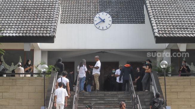 Sanak keluarga dan pelayat yang hadir di rumah duka musisi Glenn Fredly di GBIB Sumber Kasih, Lebak Bulus, Jakarta Selatan, Kamis (9/4). [Suara.com/Alfian Winanto]
