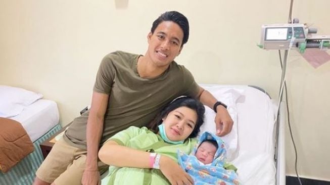 Bek Bali United, I Made Andhika Wijaya, baru saja dikaruniai anak pertama. (Instagram/andhikawijayaa)