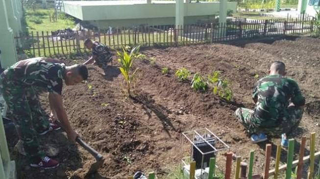 Cegah Penyebaran Corona, Satgas Yonif R 142/KJ Manfaatkan Lahan Tidur
